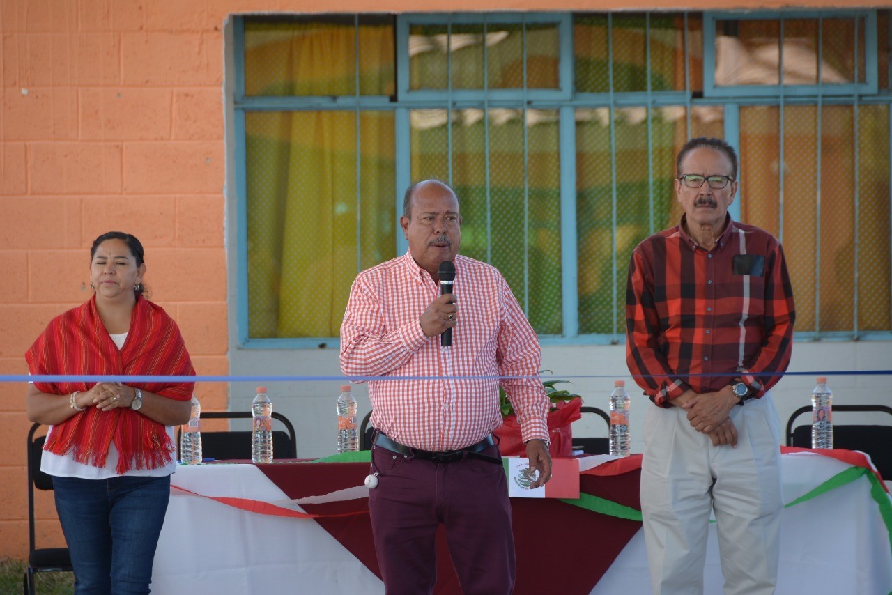 Regidor Joaquín González Buz, comprometido con el desarrollo educativo del municipio
