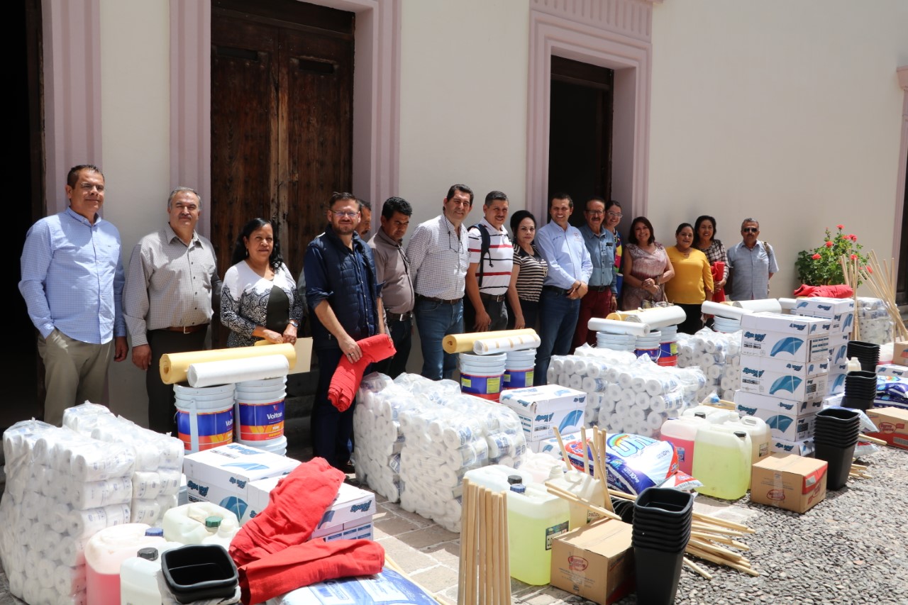 Entregan material de limpieza a escuelas del área urbana y rural