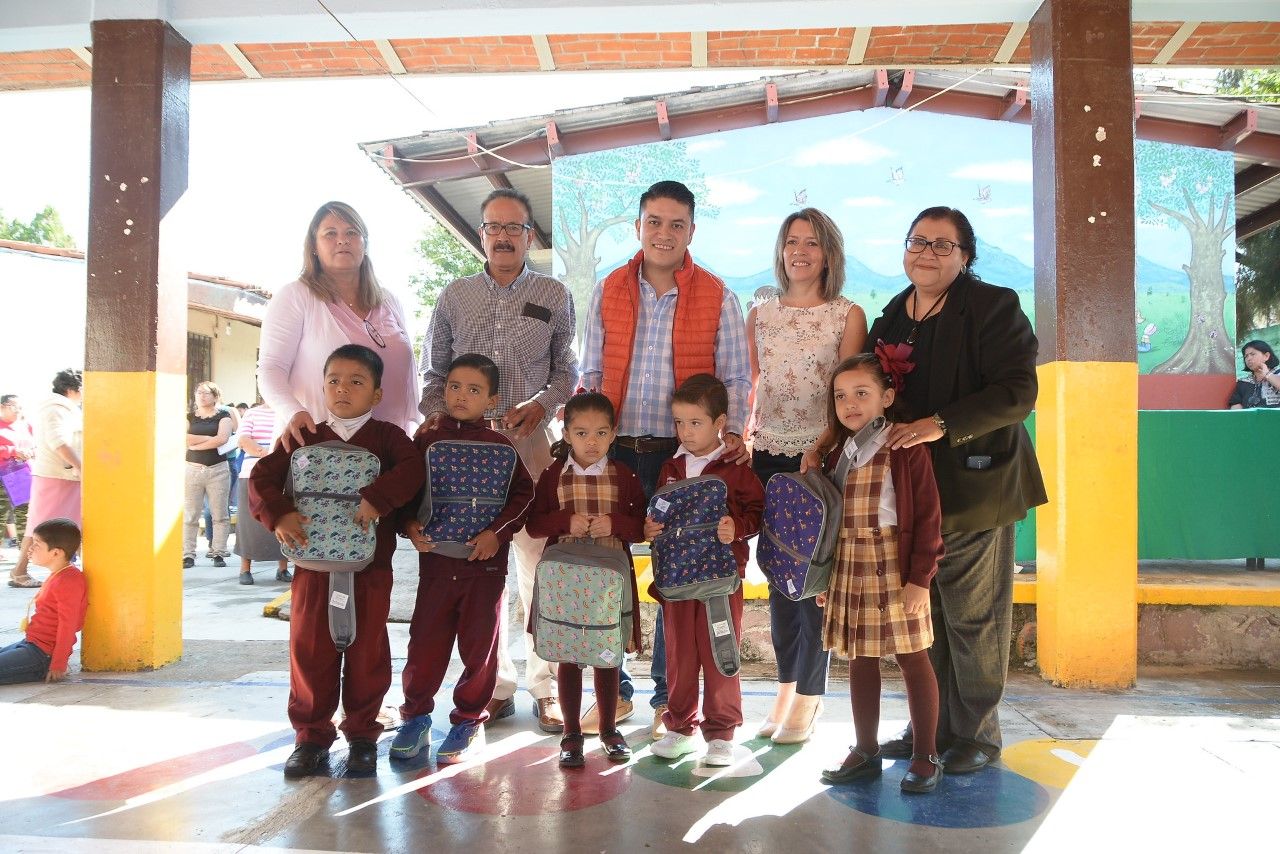 Arranca la entrega de mochilas con útiles en Lagos