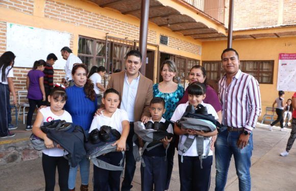 Culmina primera etapa de la entrega de mochilas, útiles, uniformes y zapatos