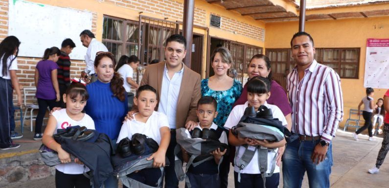 Culmina primera etapa de la entrega de mochilas, útiles, uniformes y zapatos
