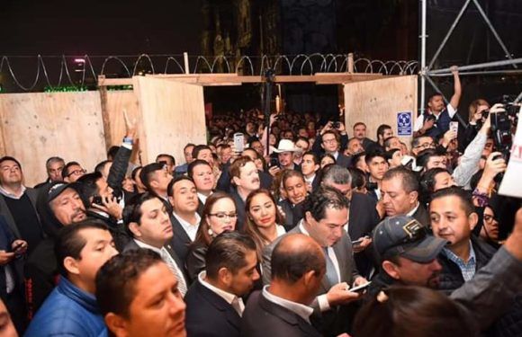 Se manifiestan alcaldes de todo el país en Palacio Nacional