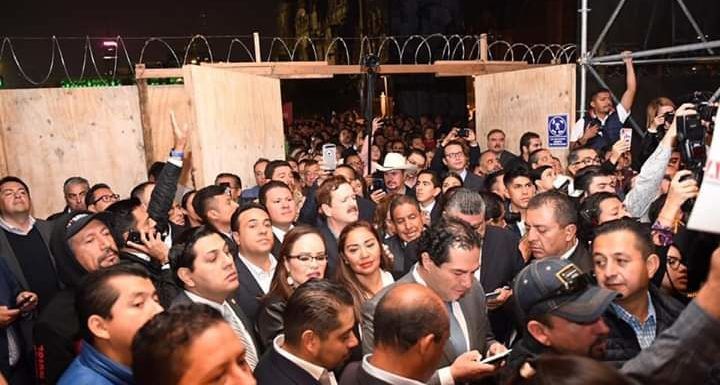 Se manifiestan alcaldes de todo el país en Palacio Nacional