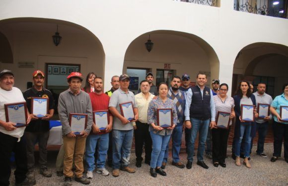 Entregan reconocimientos a Servidores Públicos
