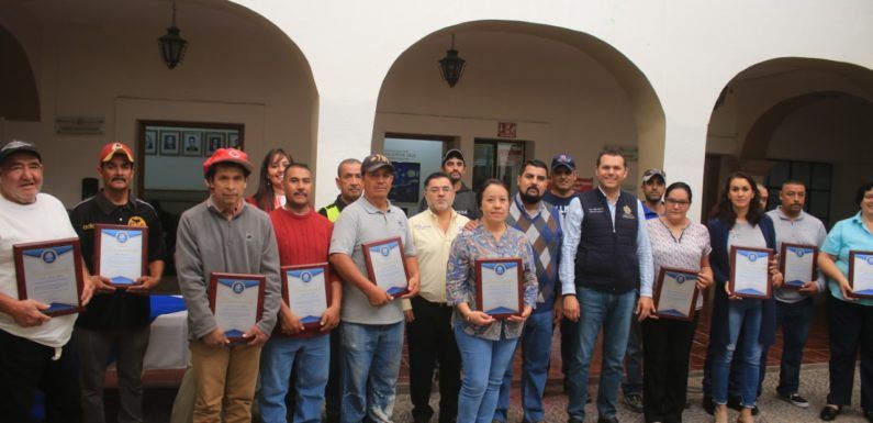 Entregan reconocimientos a Servidores Públicos