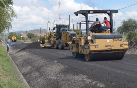 Pavimentan Avenida Loma de Prados con asfalto en frío