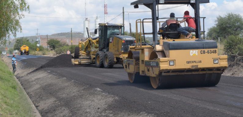 Pavimentan Avenida Loma de Prados con asfalto en frío