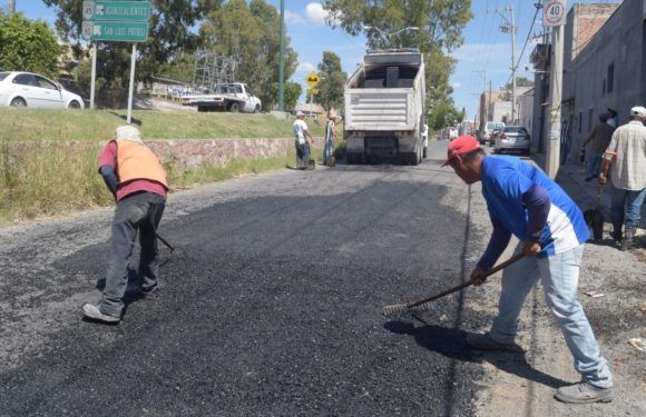 Realizan bacheo en la lateral del Orozco y Jiménez