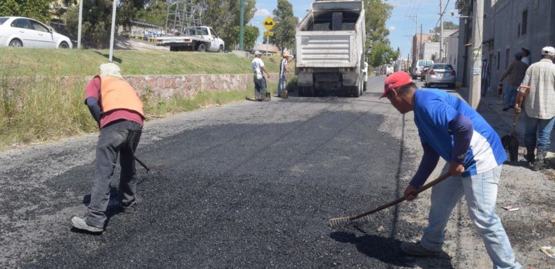Realizan bacheo en la lateral del Orozco y Jiménez