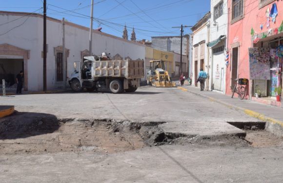 Repara municipio áreas dañadas de la calle Madero