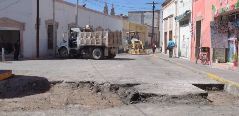Repara municipio áreas dañadas de la calle Madero