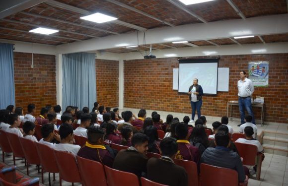 Capacitan a estudiantes laguenses en temas de transparencia y protección de datos