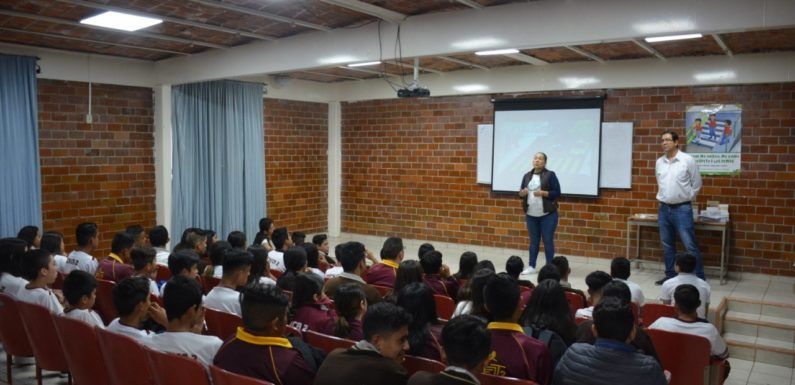 Capacitan a estudiantes laguenses en temas de transparencia y protección de datos
