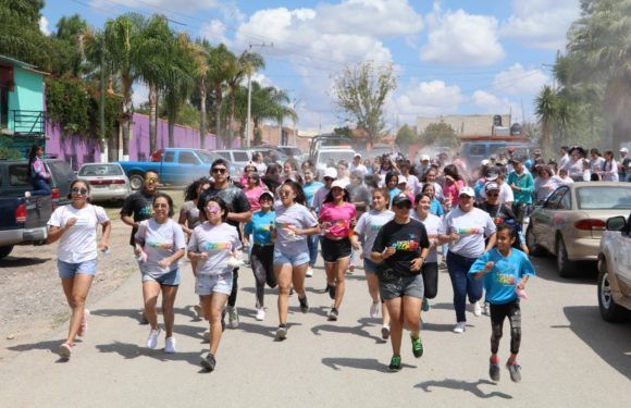 Participan habitantes de Los Sauces en la primera «Carrera de Colores»