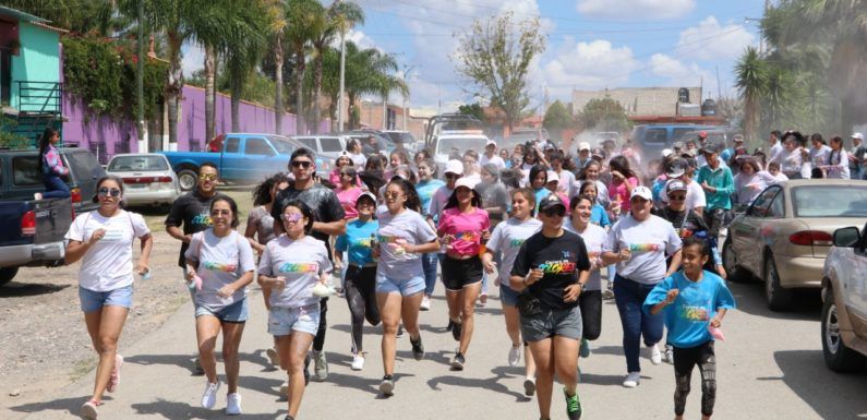 Participan habitantes de Los Sauces en la primera «Carrera de Colores»
