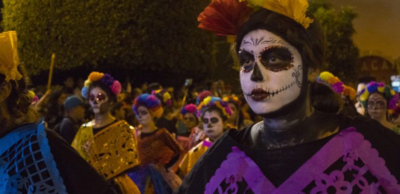 Realizan preparativos para desfiles de Día de Muertos