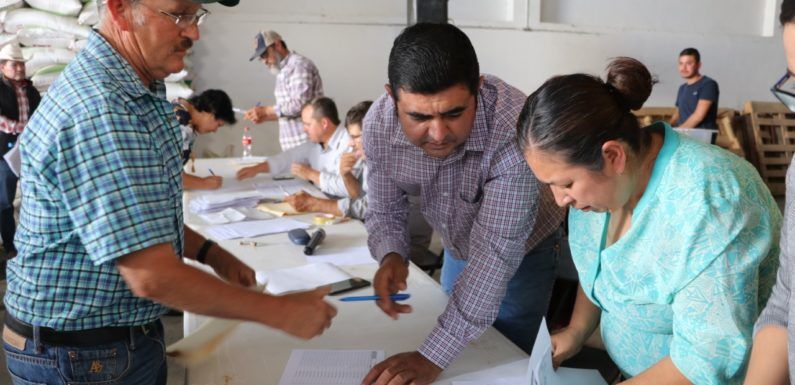 Entregan apoyos a productores del campo