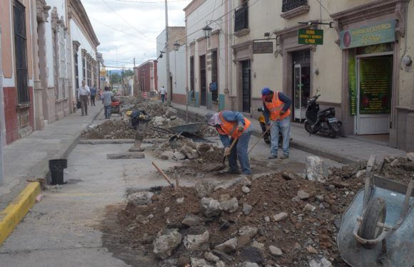 Continúan los trabajos de mejoramiento en vialidades