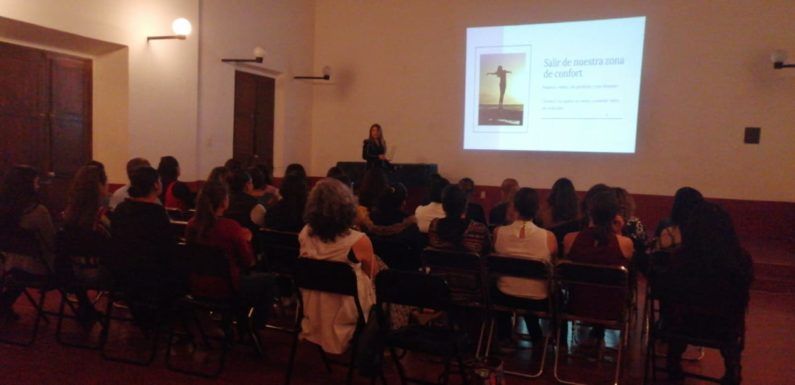 Imparte Desarrollo Económico conferencia de mujeres empoderadas