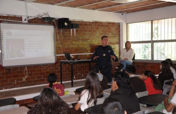 Oficiales DARE imparten curso Aprendiendo a Cuidarte a más de 400 alumnos