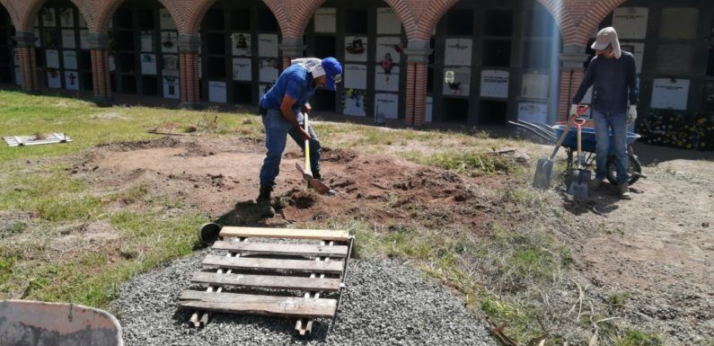 Dan mantenimiento a instalaciones del Panteón Municipal