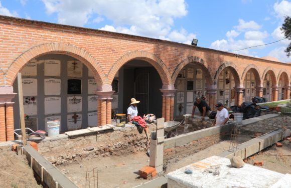 Construyen rampas en Panteón Municipal