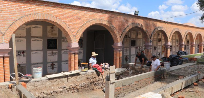 Construyen rampas en Panteón Municipal