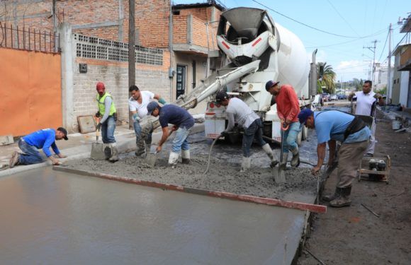 Pavimentan calle Ignacio Allende en La Chona