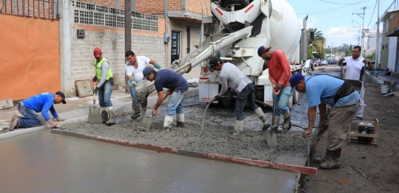 Pavimentan calle Ignacio Allende en La Chona