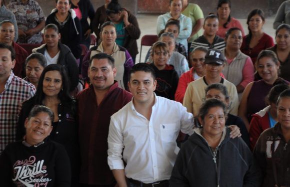 Entrega Tecutli Gómez apoyos en comunidades del municipio
