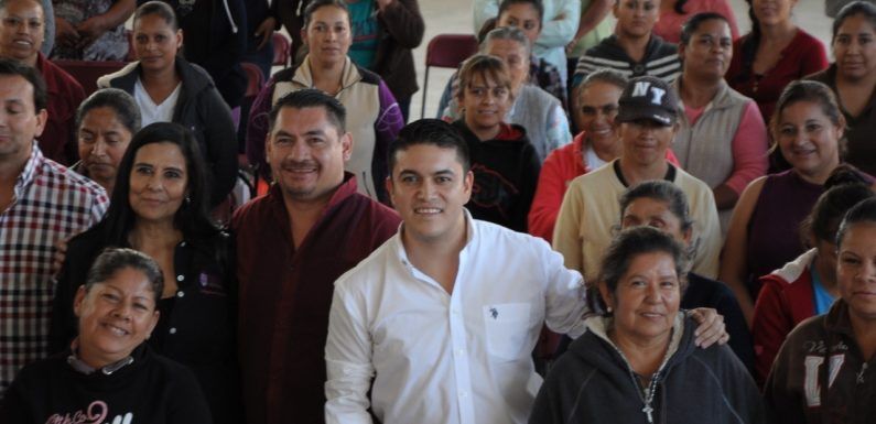 Entrega Tecutli Gómez apoyos en comunidades del municipio
