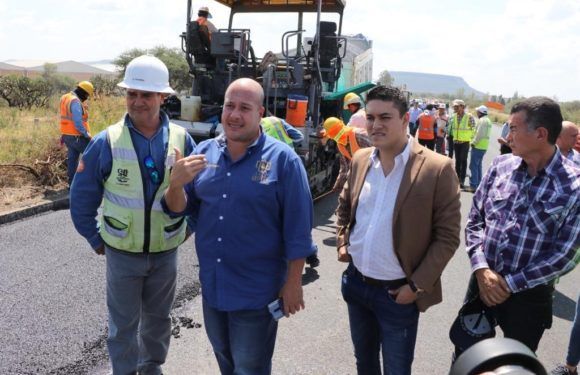 Enrique Alfaro y Tecutli Gómez supervisan la reconstrucción carretera en Lagos