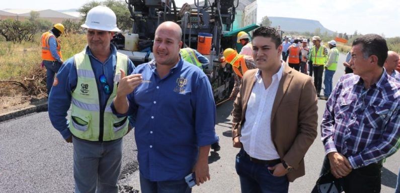 Enrique Alfaro y Tecutli Gómez supervisan la reconstrucción carretera en Lagos