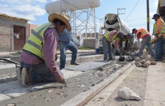 Avanzan los trabajos de pavimentación en la calle Dátil de Las Huertitas