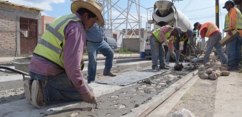 Avanzan los trabajos de pavimentación en la calle Dátil de Las Huertitas