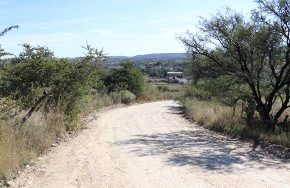 Dan mantenimiento a caminos rurales