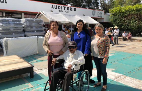 Entrega DIF Lagos apoyos a adultos mayores vulnerables