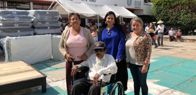 Entrega DIF Lagos apoyos a adultos mayores vulnerables