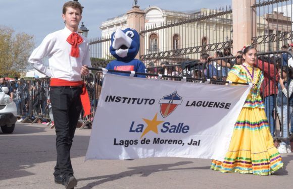 Emotiva participación de escuelas y deportistas en desfile de la Revolución
