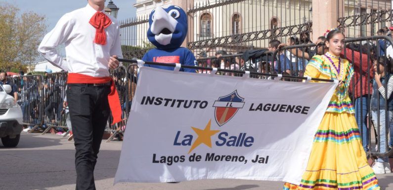 Emotiva participación de escuelas y deportistas en desfile de la Revolución