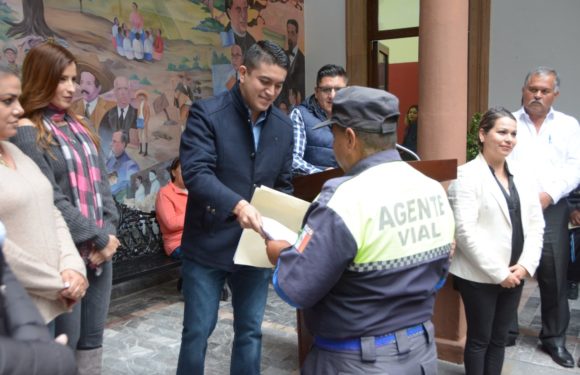 Reconoce Alcalde a trabajadores del Ayuntamiento por su antigüedad