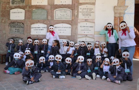 Realizan recorrido para niños al Panteón Municipal