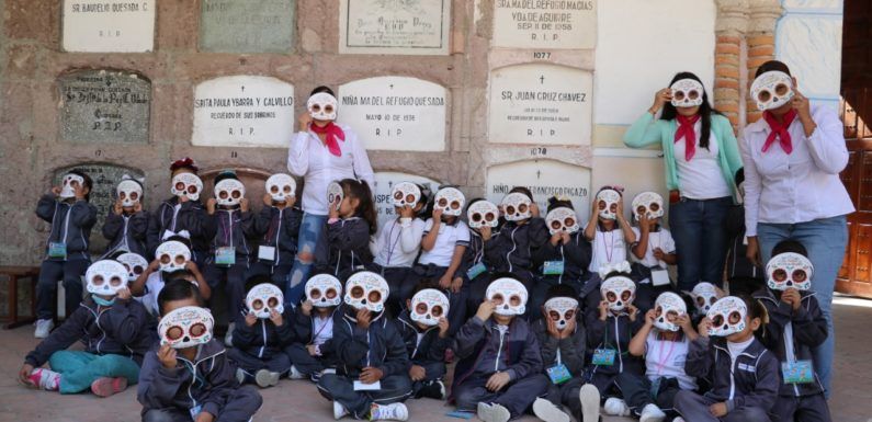 Realizan recorrido para niños al Panteón Municipal