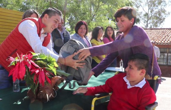 Entrega Tecutli Gómez mochilas y útiles a niños de Escuela de Educación Especial