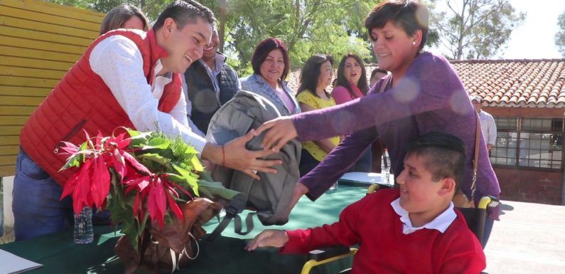 Entrega Tecutli Gómez mochilas y útiles a niños de Escuela de Educación Especial