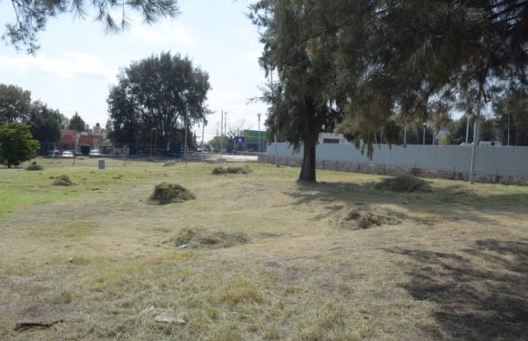 Dan mantenimiento a Unidad Deportiva de Paseos de la Montaña