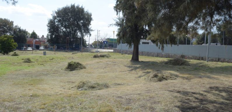 Dan mantenimiento a Unidad Deportiva de Paseos de la Montaña