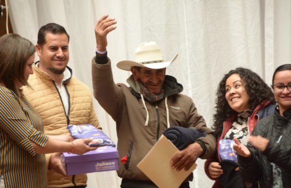 Entregan más de 340 apoyos a adultos mayores