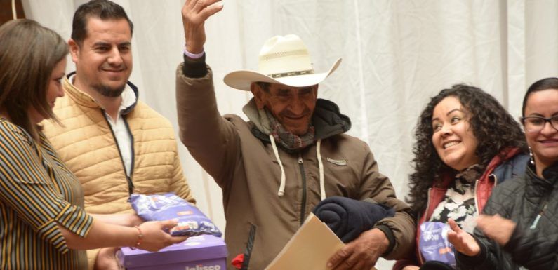 Entregan más de 340 apoyos a adultos mayores