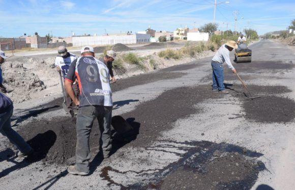 Realizan bacheo en Av. Loma de Prados